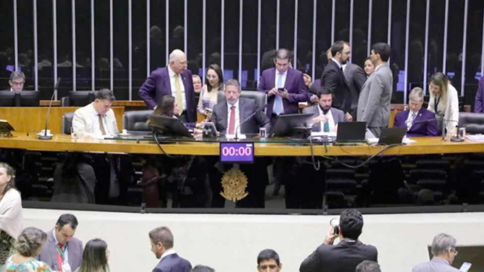 Câmara deve analisar nesta terça projeto que anistia golpistas do 8 de janeiro