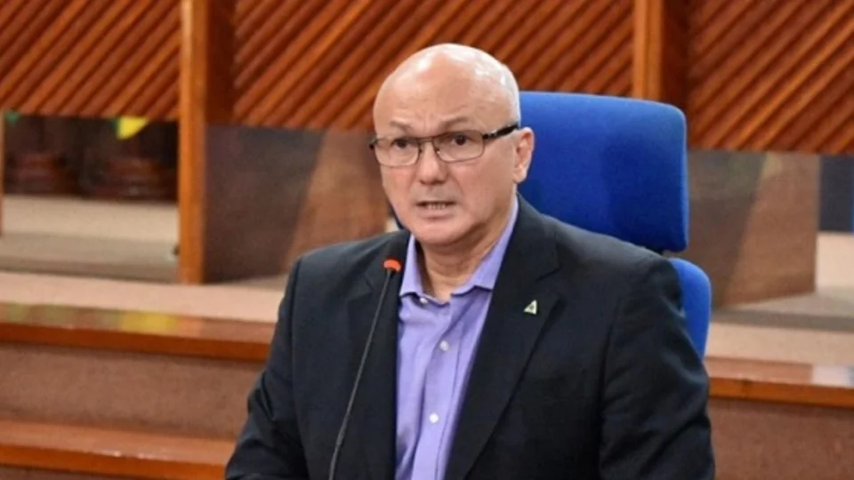 Coronel Menezes critica sumiço de vice de David Almeida e ironiza obra do Viaduto Rei Pelé