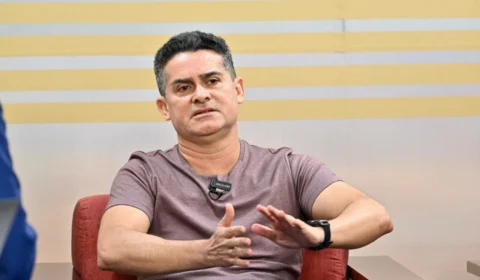 TRE-AM multa campanha de David Almeida por irregularidades em propaganda eleitoral