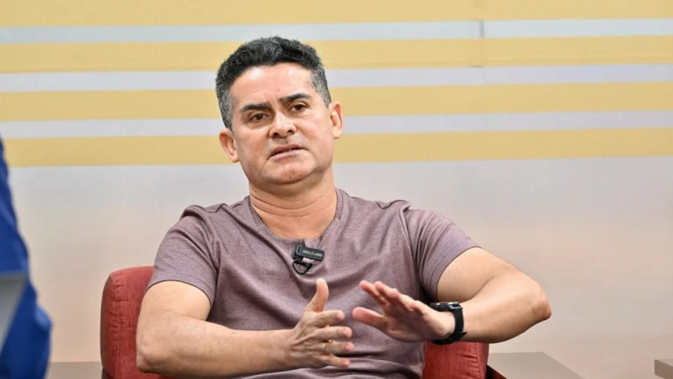 TRE-AM multa campanha de David Almeida por irregularidades em propaganda eleitoral