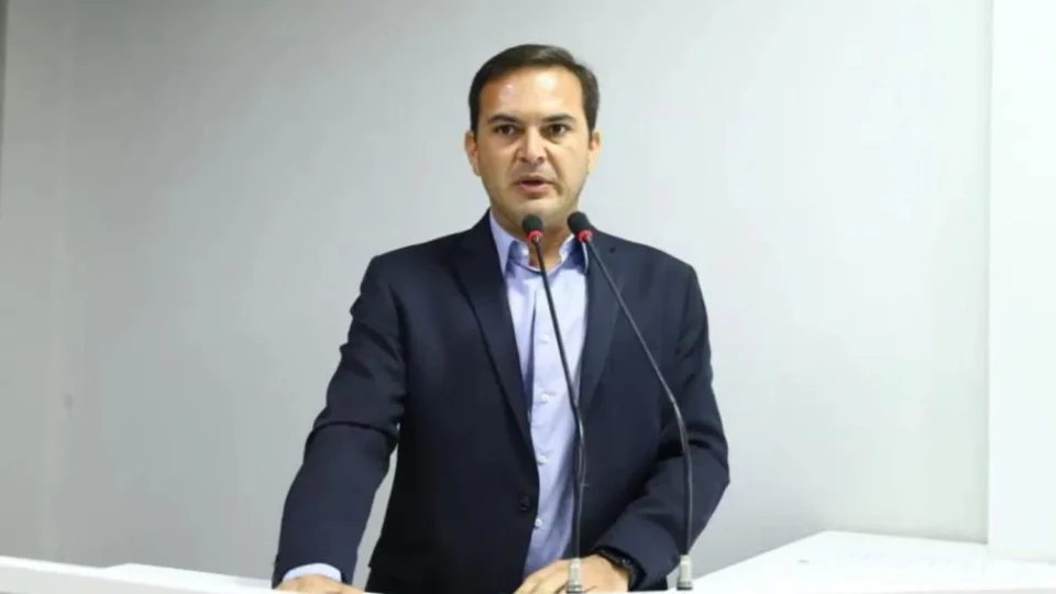 Prefeito de Parintins sanciona lei que autoriza empréstimo de R$ 50 milhões para obras