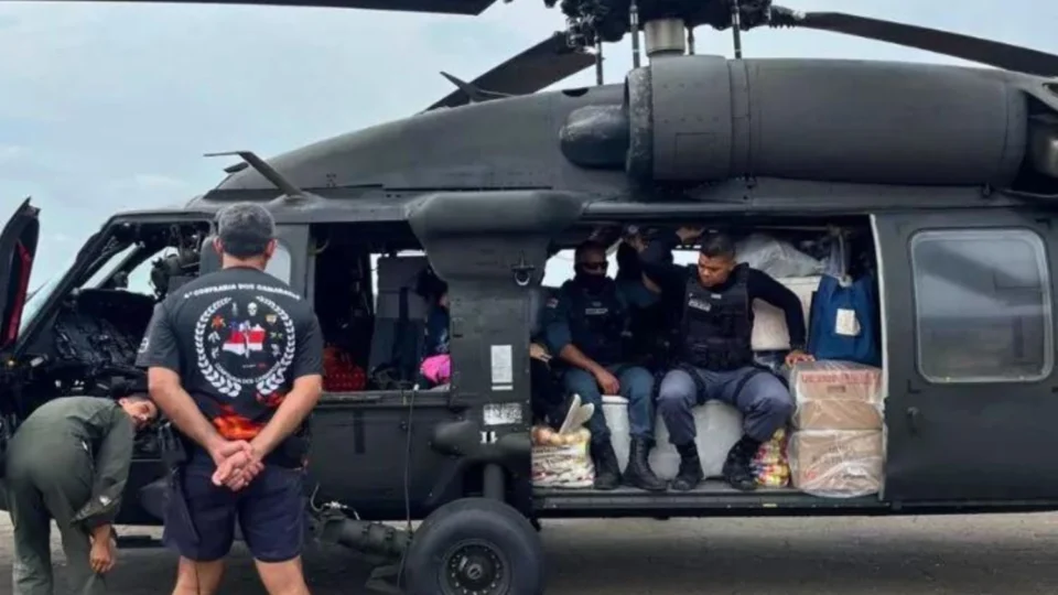 Urnas eletrônicas são transportadas por helicópteros para comunidades isoladas no Amazonas