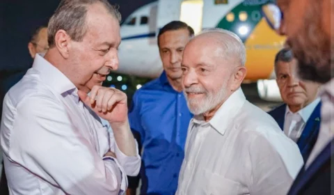 Lula desembarca em Manaus e é recepcionado por aliados