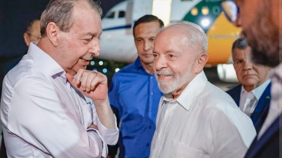 Lula desembarca em Manaus e é recepcionado por aliados
