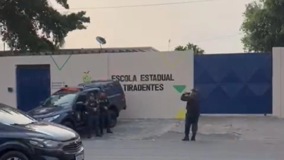 David reage ao crescimento de Roberto Cidade pondo Guarda Municipal na frente de escolas estaduais