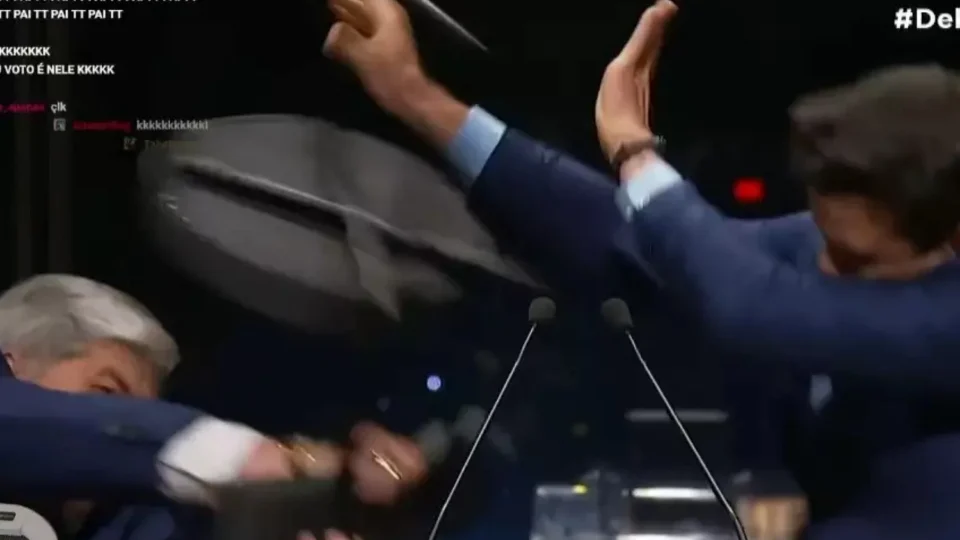 Datena agride Pablo Marçal com cadeira e é expulso de debate