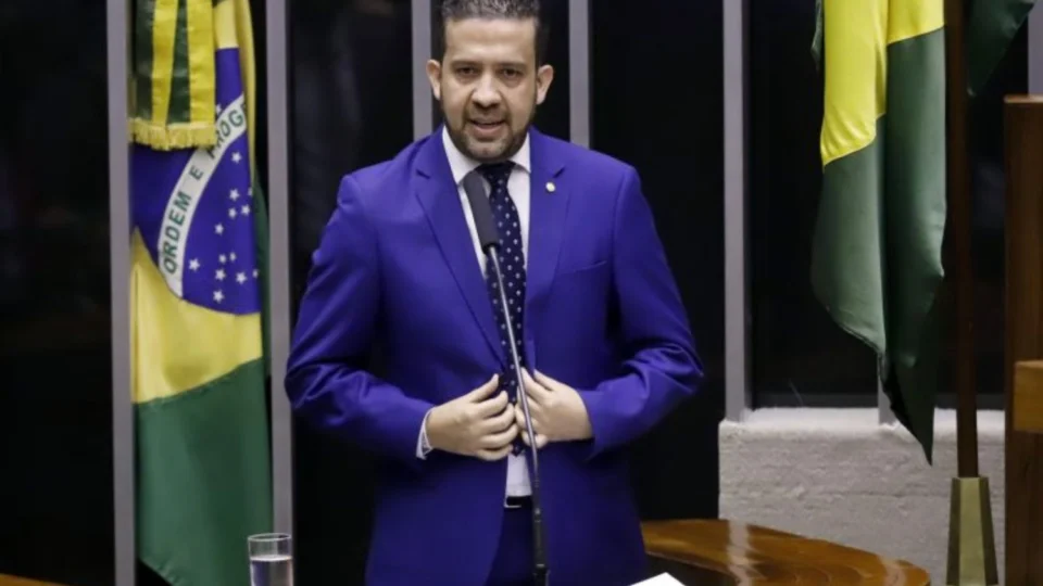 PF indicia Janones em investigação sobre rachadinha