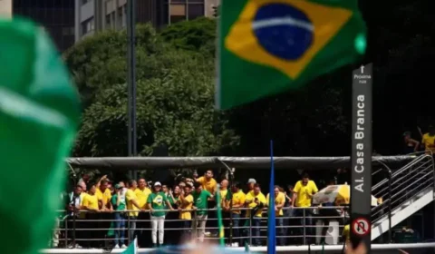 Brasileiros de direita são o dobro de esquerdistas, aponta pesquisa