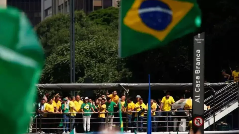 Brasileiros de direita são o dobro de esquerdistas, aponta pesquisa