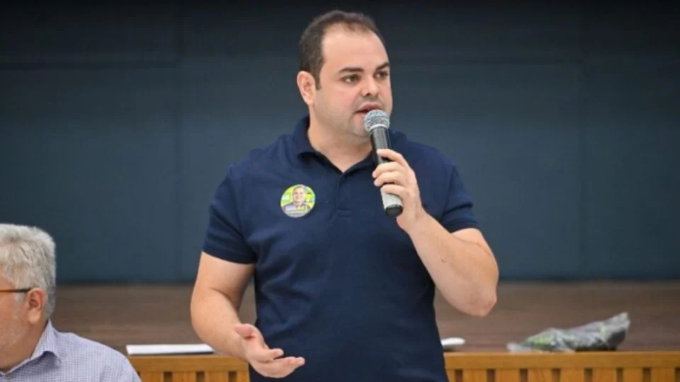 Após ser alvo de discriminação, Roberto Cidade denuncia adversários na Justiça