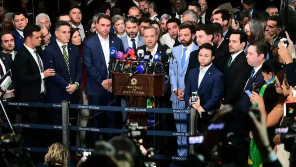 Senadores querem apreensão de celular e tablet de Moraes