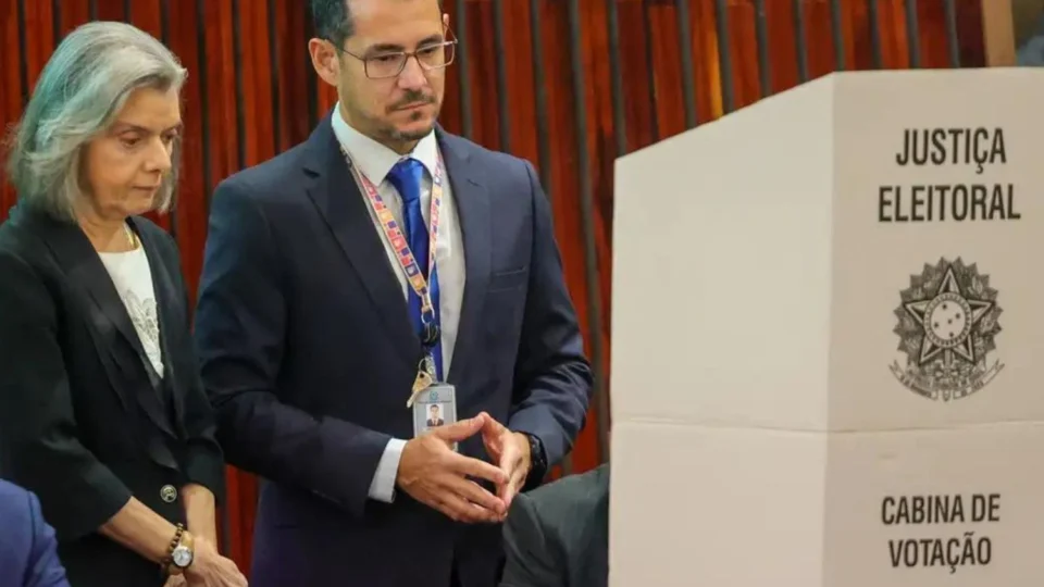 Eleições 2024: TSE lacra sistema que será usado em urnas