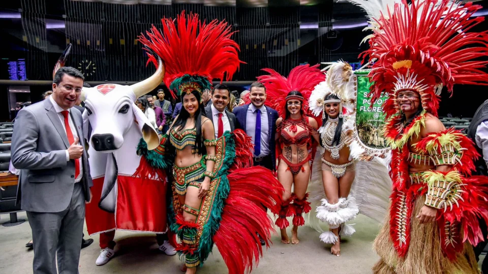 Sancionada lei de Alberto Neto que reconhece Festival de Parintins e Bois como cultura nacional