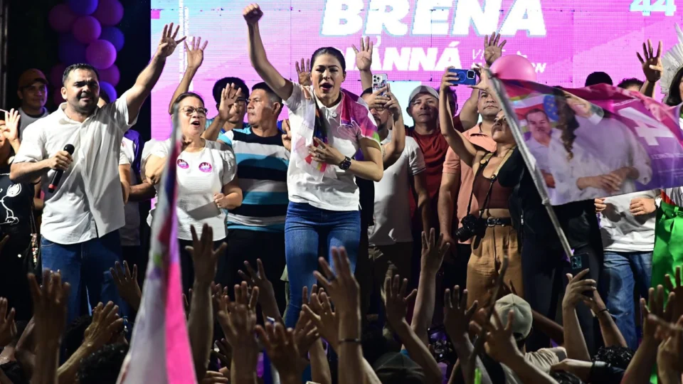 Brena Dianná lidera pesquisa para a Prefeitura de Parintins com 12% de vantagem