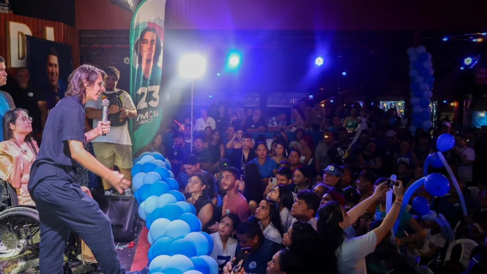 Em comício na zona Leste, Amom promete passe livre aos finais de semana em Manaus