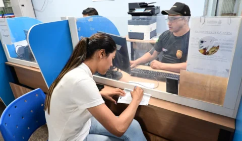 Durante comício, Brena Dianná e equipe são atacadas violentamente