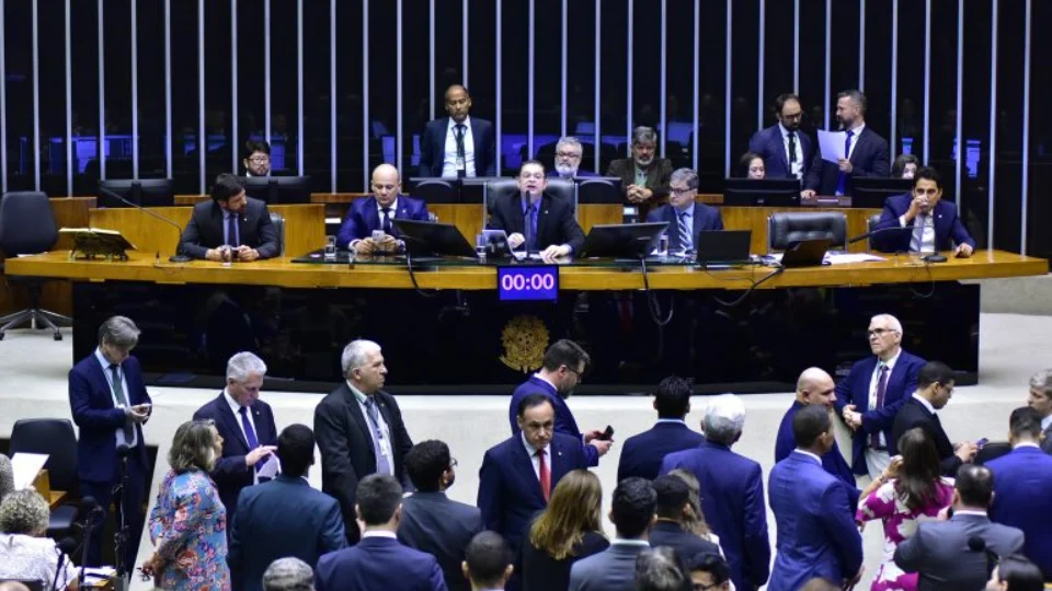 Câmara aprova aumento da pena de feminicídio para até 40 anos