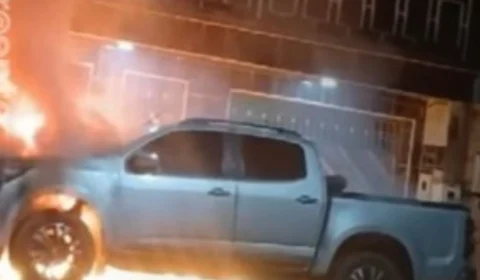 Carros de grupo político de Adail Pinheiro são incendiados em Coari