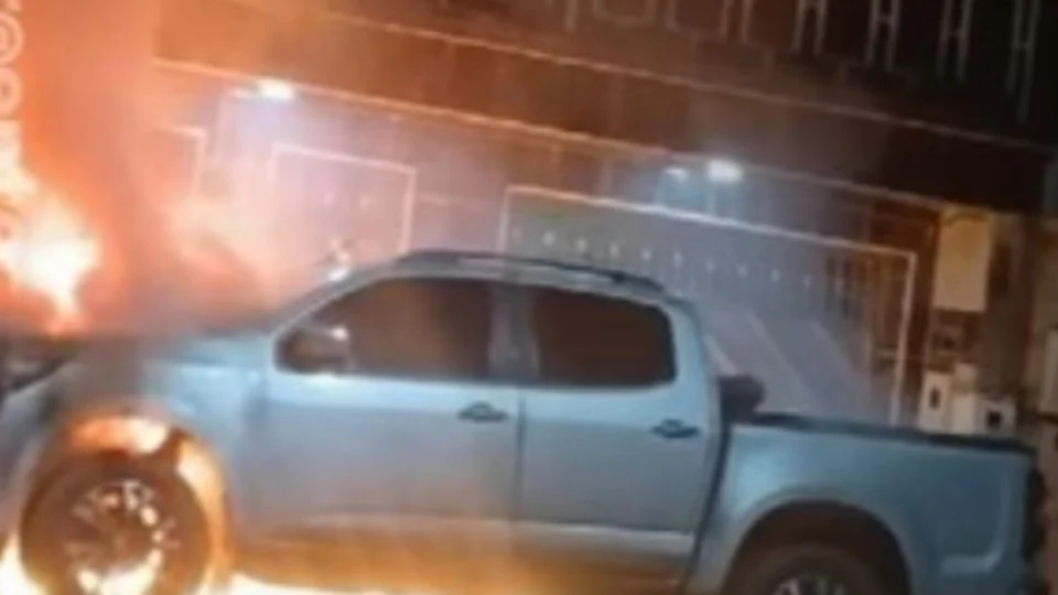 Carros de grupo político de Adail Pinheiro são incendiados em Coari