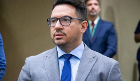 “Não tem material, não tem asfalto”, denuncia Rodrigo Guedes sobre infraestrutura em Manaus