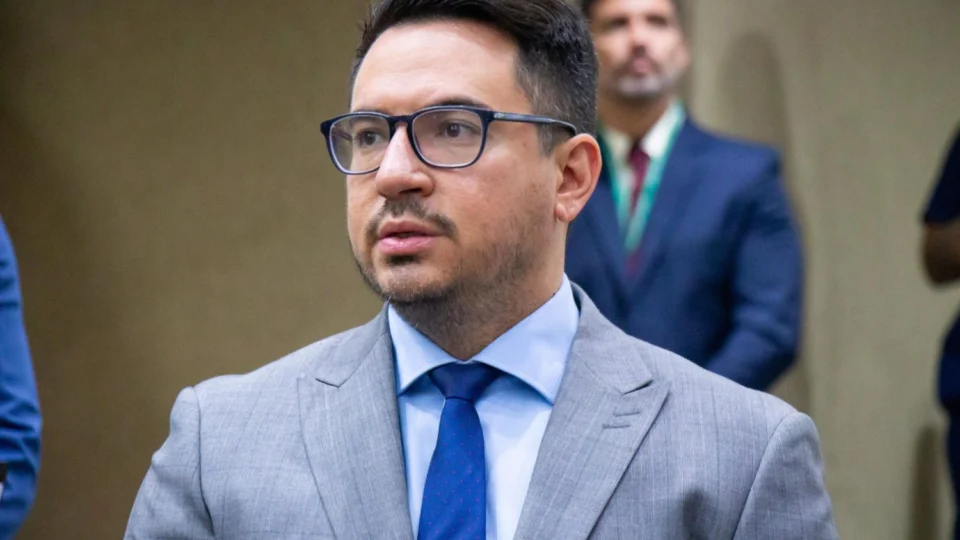 “Não tem material, não tem asfalto”, denuncia Rodrigo Guedes sobre infraestrutura em Manaus