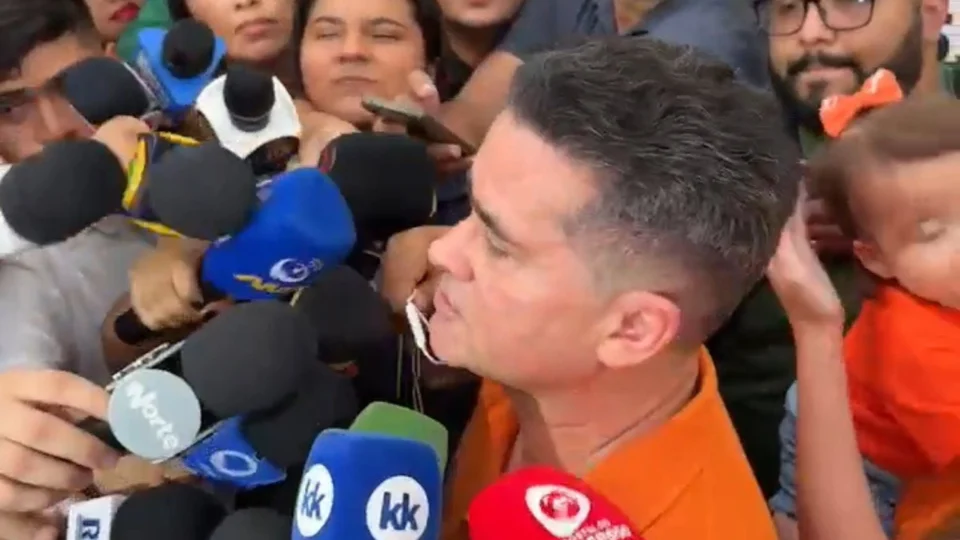 David Almeida evita comentar escândalos de pagamentos e minimiza rejeição