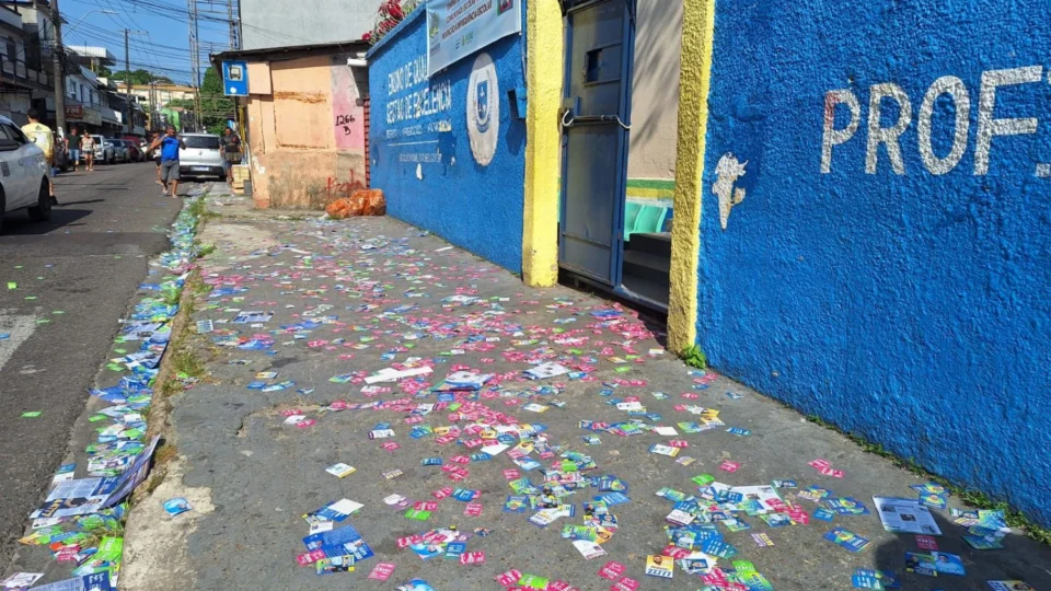 Derrame de santinhos é registrado em diversas ruas do bairro Coroado