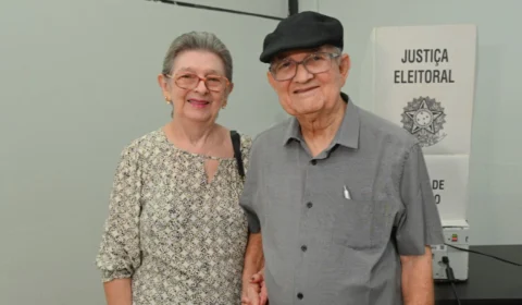 Casal de idosos dá exemplo de cidadania e incentiva a população a ir às urnas