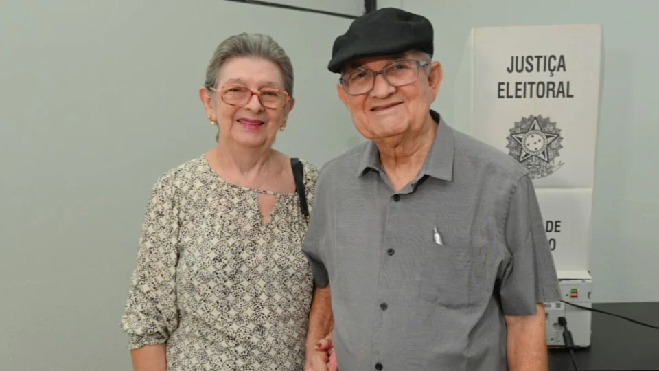 Casal de idosos dá exemplo de cidadania e incentiva a população a ir às urnas