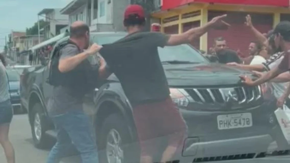 Vídeo: candidato a vereador de Manaus é flagrado distribuindo ‘santinhos’ no Santo Agostinho