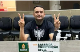 Campeão de votos tira foto na cadeira de petista que não se reelegeu na Câmara de Manaus