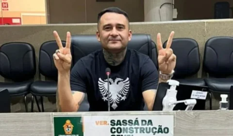 Campeão de votos tira foto na cadeira de petista que não se reelegeu na Câmara de Manaus