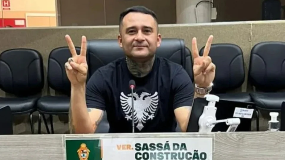 Campeão de votos tira foto na cadeira de petista que não se reelegeu na Câmara de Manaus