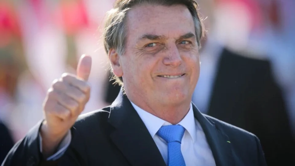 “Estou vivo e o candidato sou eu”, declara Bolsonaro em entrevista capa da Veja