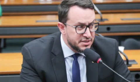 Projeto torna crime manter animais presos permanentemente em correntes