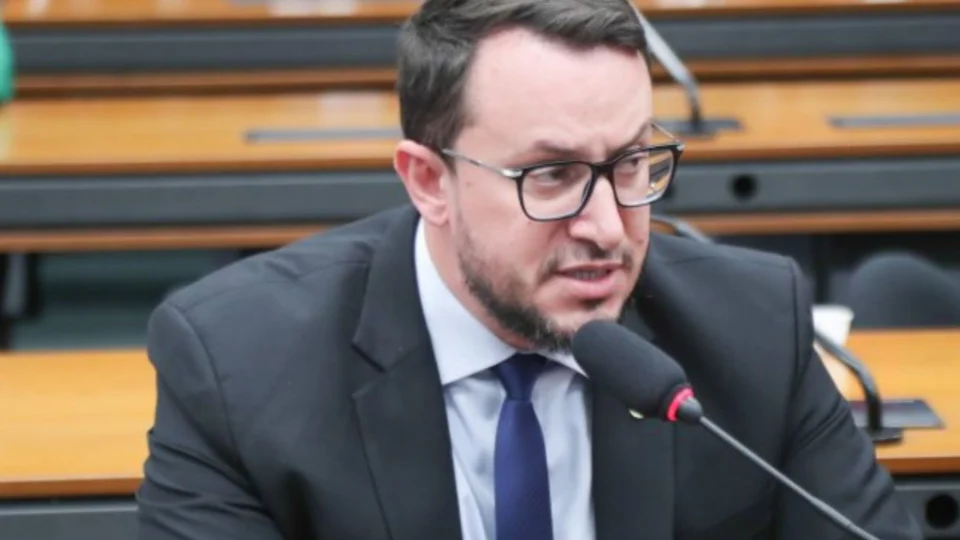 Projeto torna crime manter animais presos permanentemente em correntes