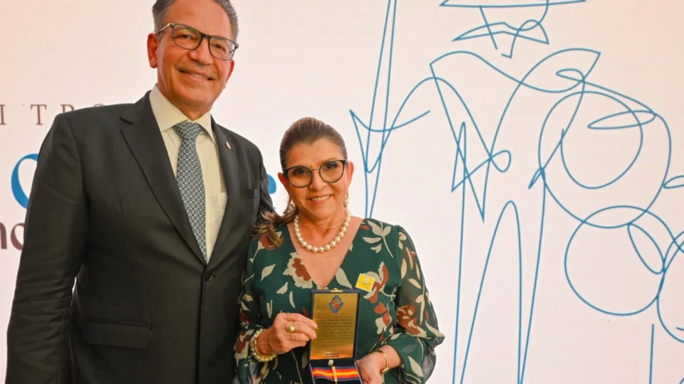 Ministro Mauro Campbell Marques e presidente do TJAM, Nélia Caminha, são homenageados com a medalha