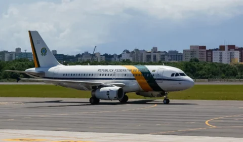 Avião de Lula enfrenta problema no motor após decolagem, dá voltas e retorna ao México