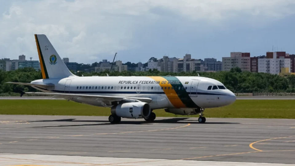 Avião de Lula enfrenta problema no motor após decolagem, dá voltas e retorna ao México