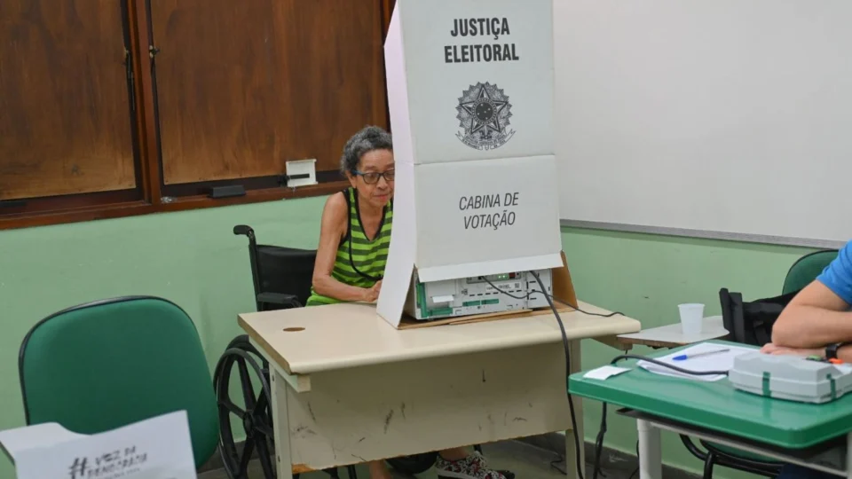 Eleitora da 2ª Zona Eleitoral supera dificuldades e dá exemplo de cidadania em Manaus