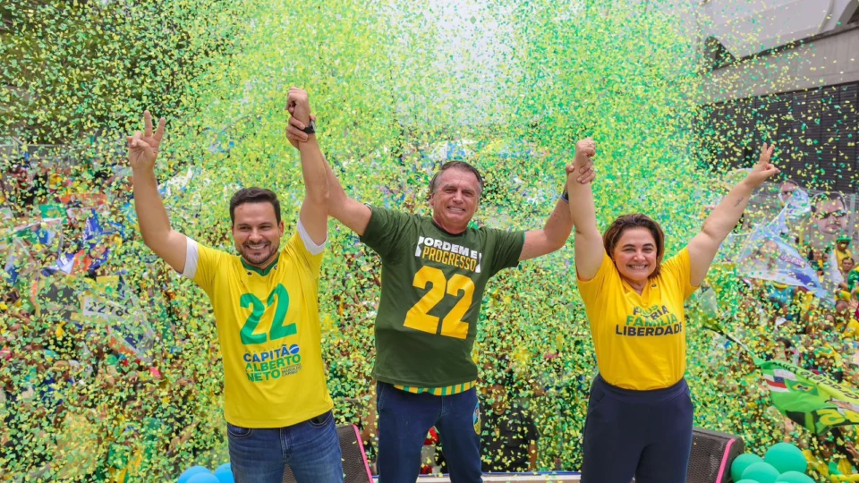 Candidato de Bolsonaro em Manaus e atual prefeito disputam 2º turno das eleições