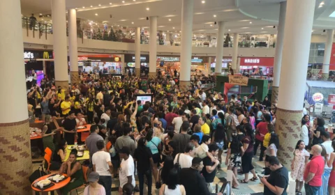Almoço de filho de Bolsonaro congestiona shopping em Manaus