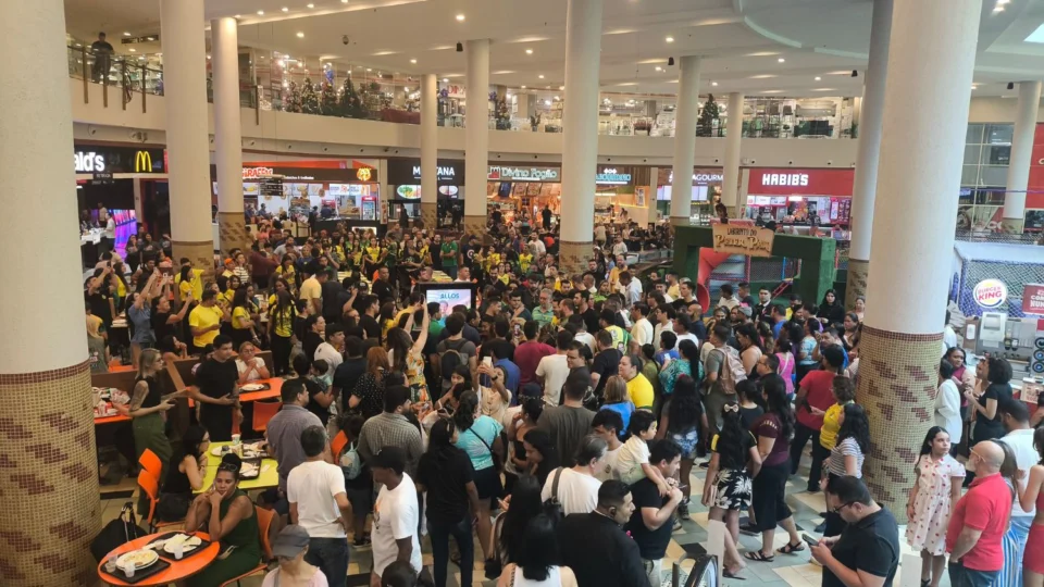Almoço de filho de Bolsonaro congestiona shopping em Manaus