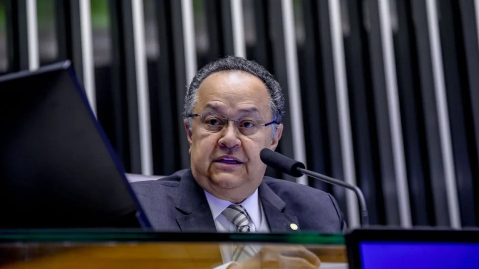 A verdade sobre quem votou contra a ZFM: deputado Silas Câmara, apoiador de David Almeida