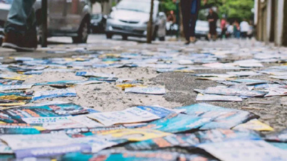 21 partidos são multados em até R$ 70 mil por sujeira nas ruas em Manaus