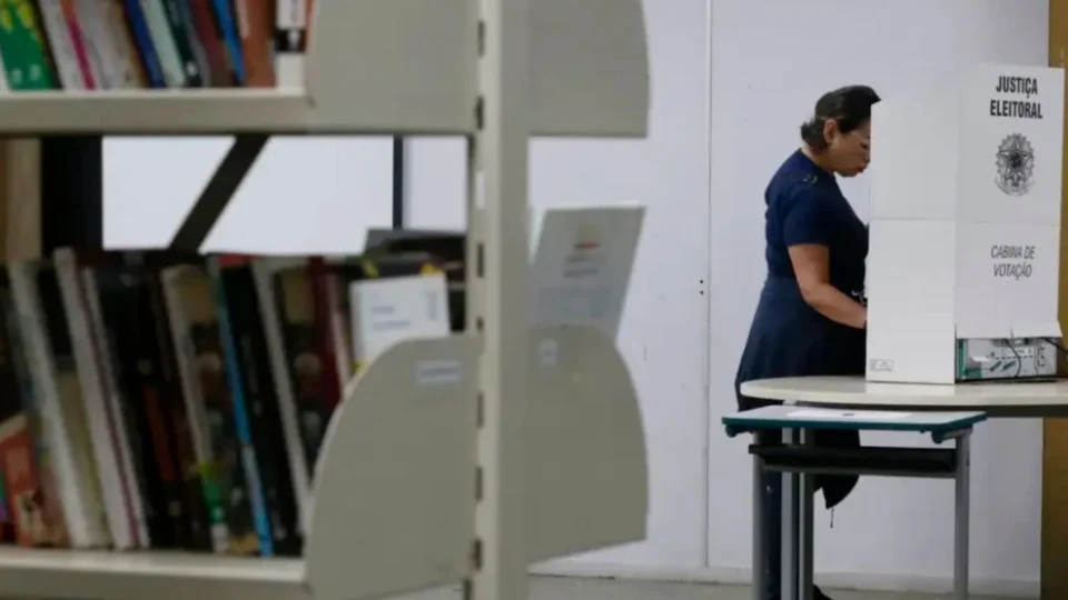 Domingo de eleições: três candidatos são conduzidos a delegacias