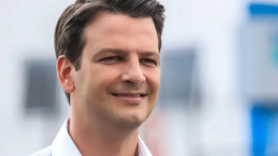 Eduardo Pimentel é eleito prefeito de Curitiba com 57,34% dos votos