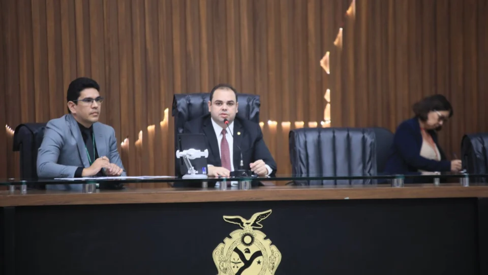 “Cumprimos a decisão do STF”, afirma Roberto Cidade ao ser reeleito presidente da Aleam