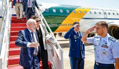 Lula desembarca em Brasília após problema com avião no México