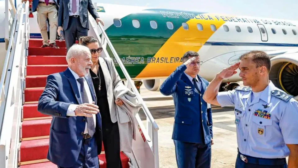 Lula desembarca em Brasília após problema com avião no México
